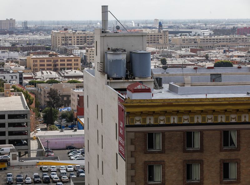 Vista de la azotea con los tanques de agua del Cecil. A